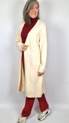 compania-fantastica-vest-crema-zilch-bamboe-top-high-neck-bordeaux-princesse-nomade-broek-lulu-red
