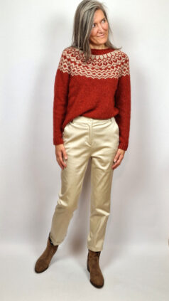 seasalt-trui-port-kinnis-merino-wag-tail-red-sail-birch-mix-surkana-broek-chino-beige