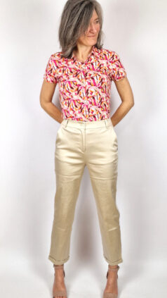 surkana-broek-chino-beige-blouse-short-sleeve-fuchsia