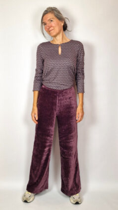 surkana-broek-velvet-blueberry-shirt-keyhole-mauve