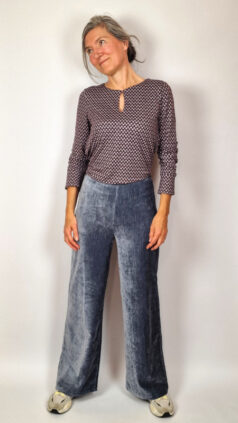 surkana-broek-velvet-blush-grey-shirt-keyhole-mauve