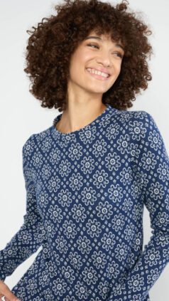blutsgeschwister-shirt-safe-and-warm-turtle-alpine-rose-jacquard