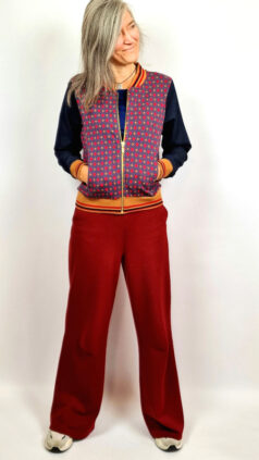 lalamour-bomber-jacket-nora-denim-blutsgeschwister-shirt-sweet-sailorette-iconic-dark-blue-surkana-broek-english-red